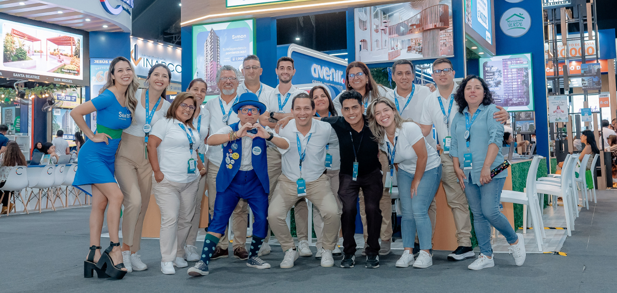 Equipo de Sembra Inmobiliaria en feria del sector, presentando sus Proyectos Inmobiliarios Perú