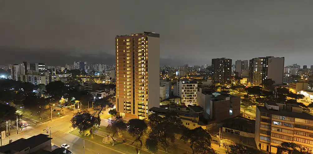 SALAVERRY_fachada_noche_banner web apoyo